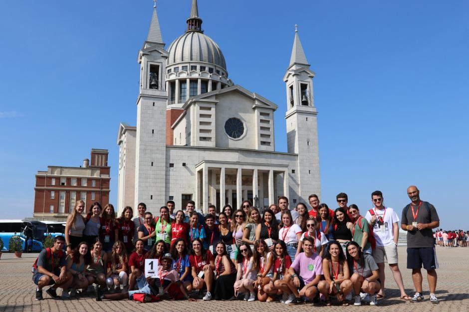 Numerosos jóvenes posan ante la basílica de I Becchi