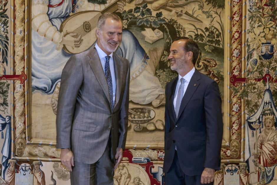 Don Felipe con el presidente del Parlamento balear, Gabriel Le Senne