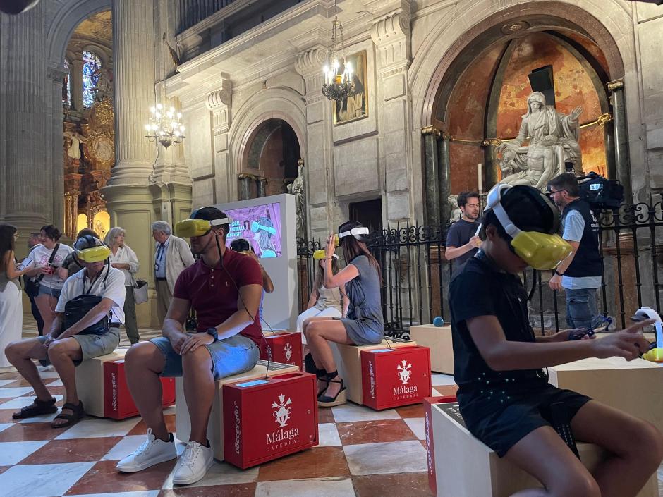 Unos visitantes prueban por primera vez las gafas de realidad virtual de la catedral