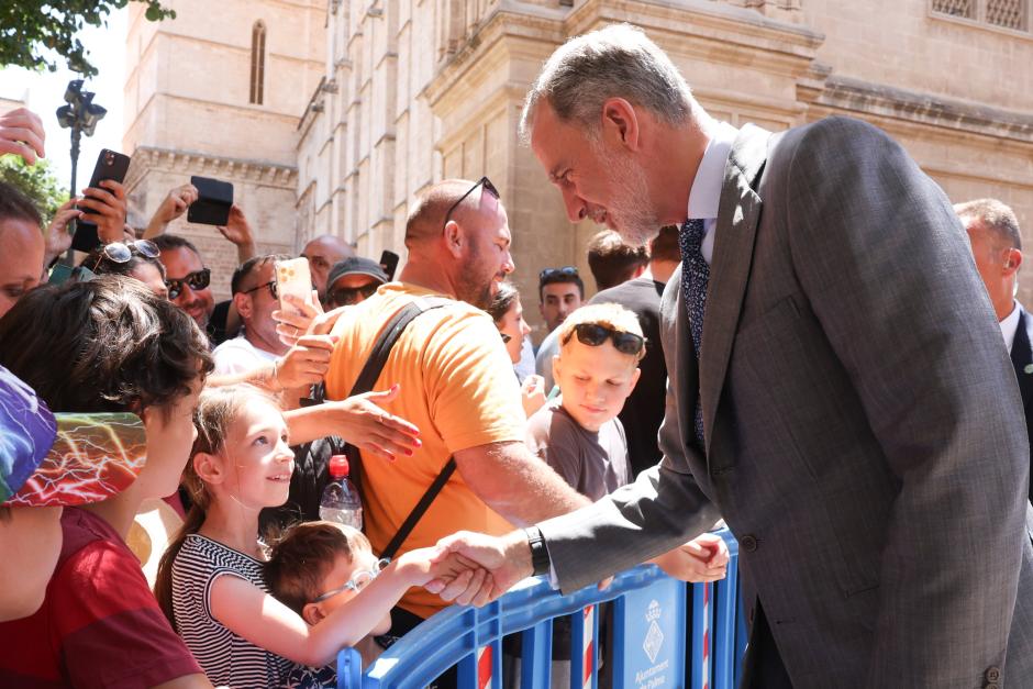 Cálido recibimiento ciudadano al Rey en Palma