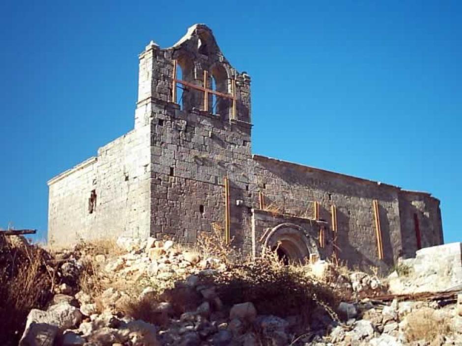 La iglesia de la Asunción de Villascusa de Palositos, en ruinas, de donde provenía el primer retablo instalado en Romancos