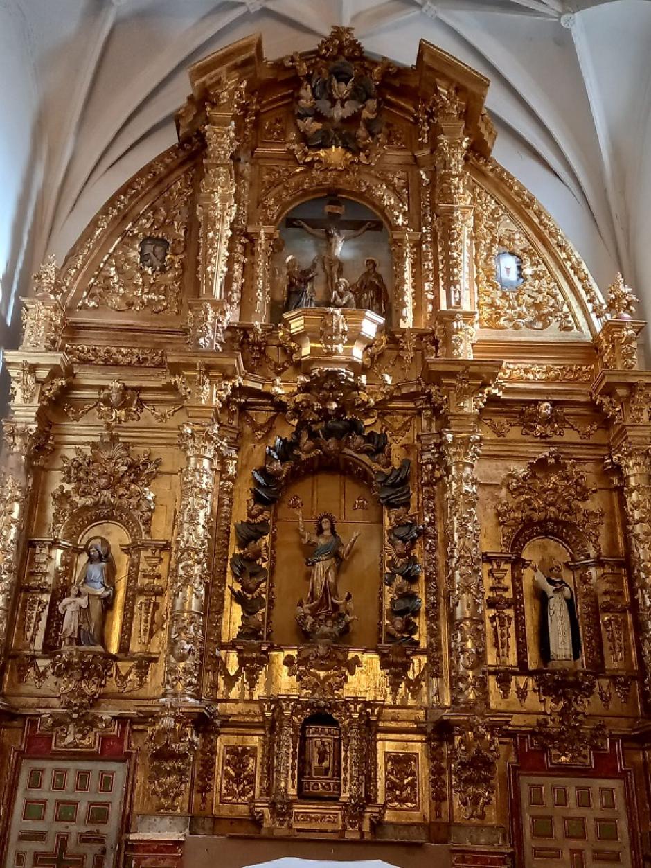 El espléndido retablo barroco, en su nuevo emplazamiento en la iglesia de Romancos