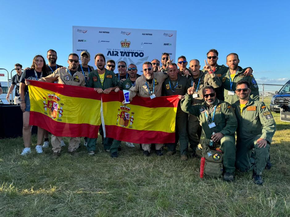 El equipo español de los Harrier exhibe orgulloso el trofeo y dos banderas de España