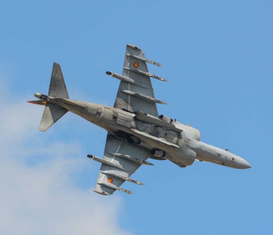 Espectacular imagen de un Harrier español en vuelo