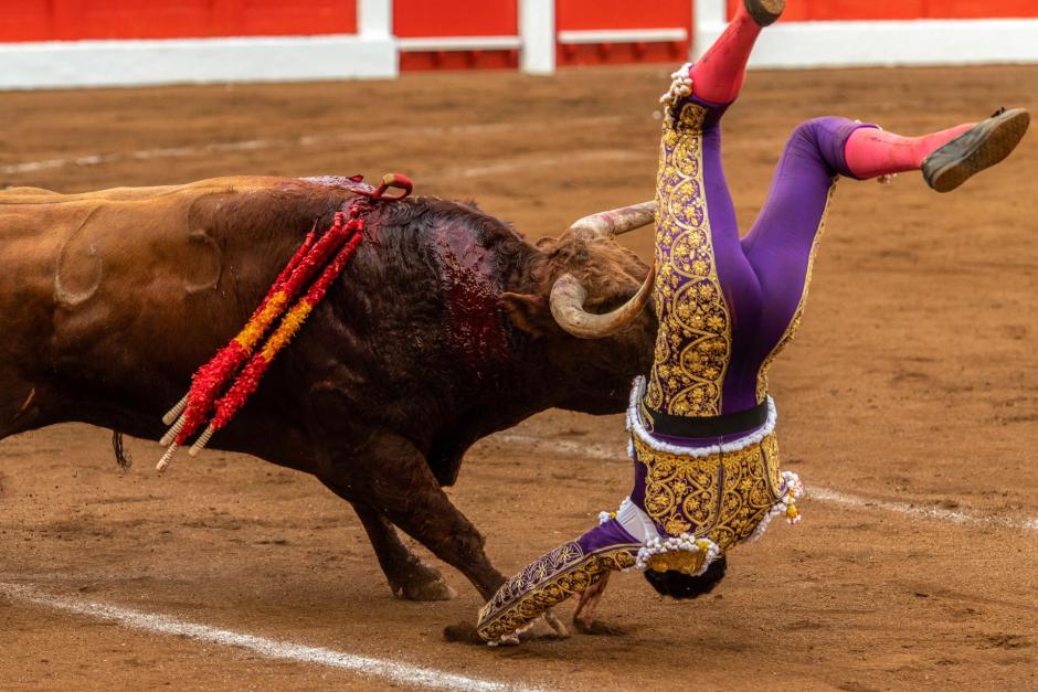 Momento en que el sexto toro de la tarde voltea con peligro a Tomás Rufo