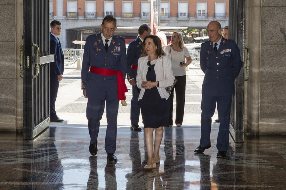 La ministra de Defensa, Margarita Robles, entra con el teniente general Francisco Braco Carbó, nuevo JEMA, en el Cuartel General