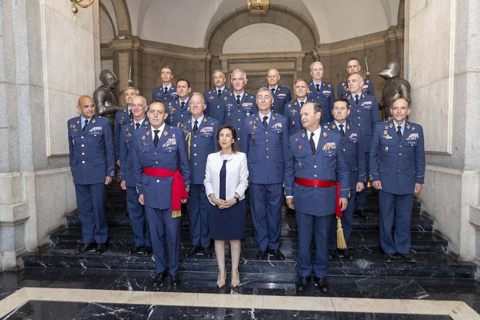 La ministra de Defensa, Margarita Robles, y el teniente general Braco, con la cúpula militar del Ejército del Aire y del Espacio