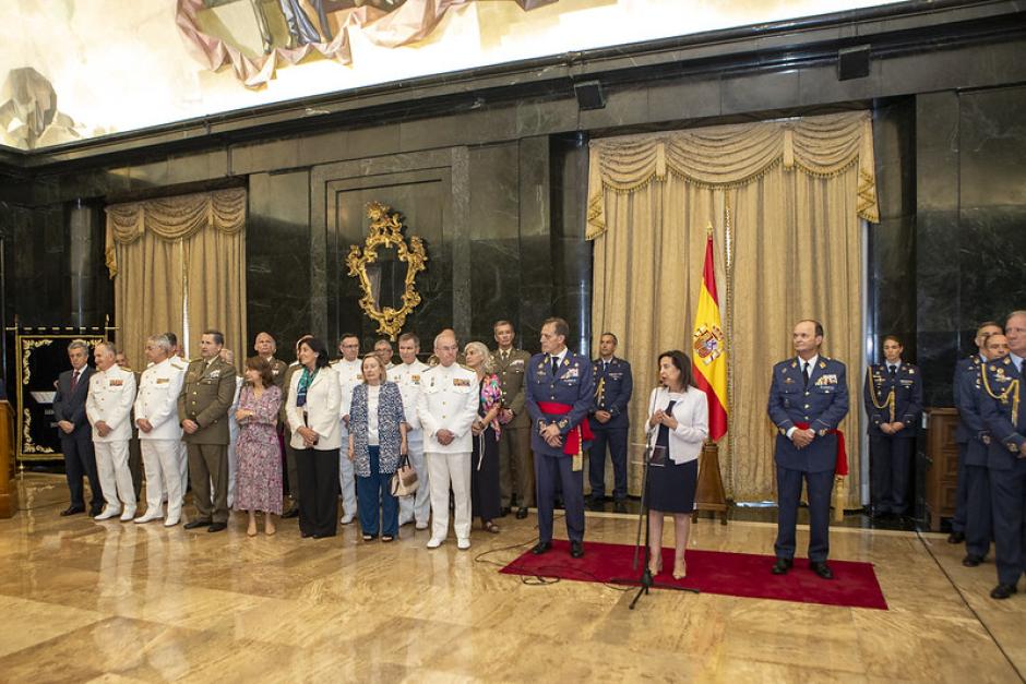 En el acto han estado presentes el Jefe de Estado Mayor de la Defensa (JEMAD), Teodoro Esteban López Calderón, la Secretaria de Estado de Defensa, Amparo Valcarce, la directora del CNI, Esperanza Casteleiro la Subsecretaria de Defensa, Adoración Mateos, y el Jefe del Estado Mayor del Ejército (JEME), general Amador Enseñat y Berea.