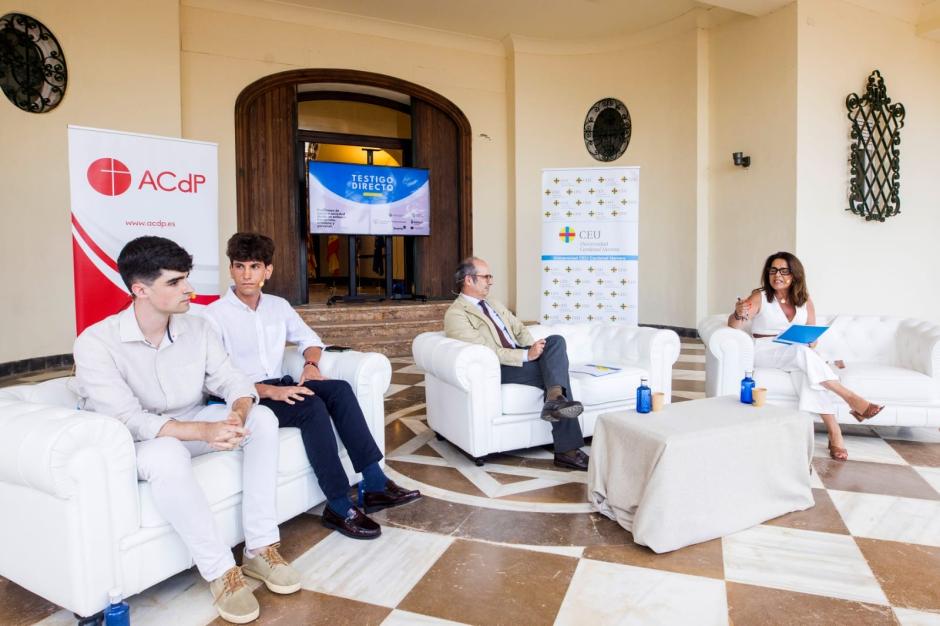 Tercera jornada 'Testigo Directo' con Higinio Marín y dos estudiantes de política en Villa Elisa, Benicasim