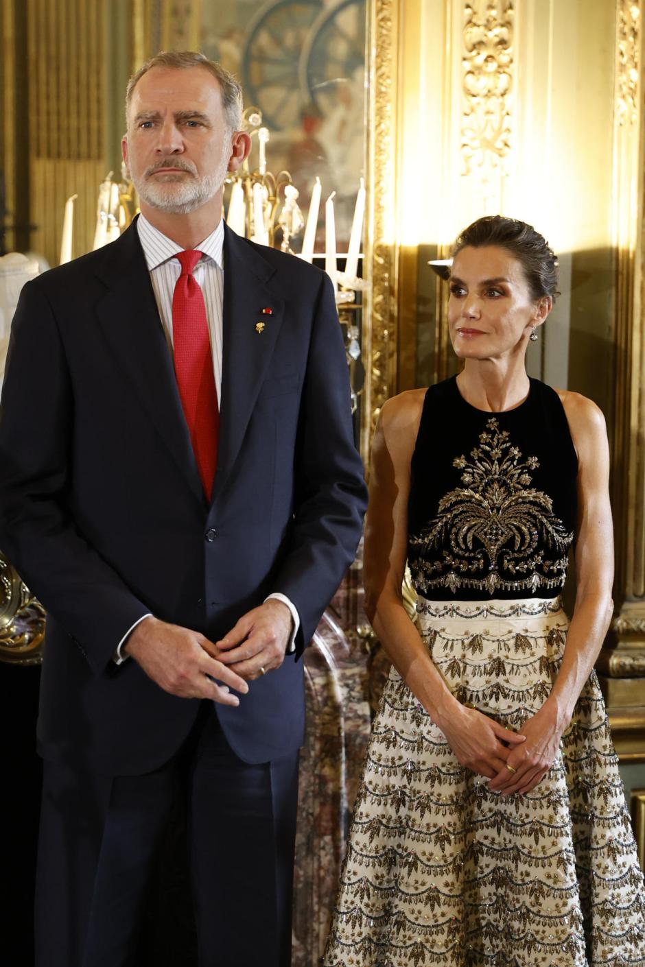 Los reyes Felipe VI y Letizia, durante una recepción al equipo olímpico español en la Embajada de España en París