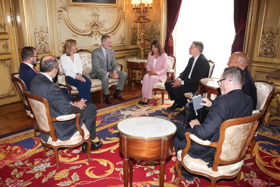 Imagen del encuentro del Rey con la alcaldesa de París