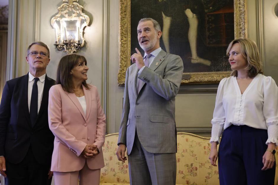 Don Felipe conversa con Anne Hidalgo,ante la ministra de Educación, Pilar Alegría