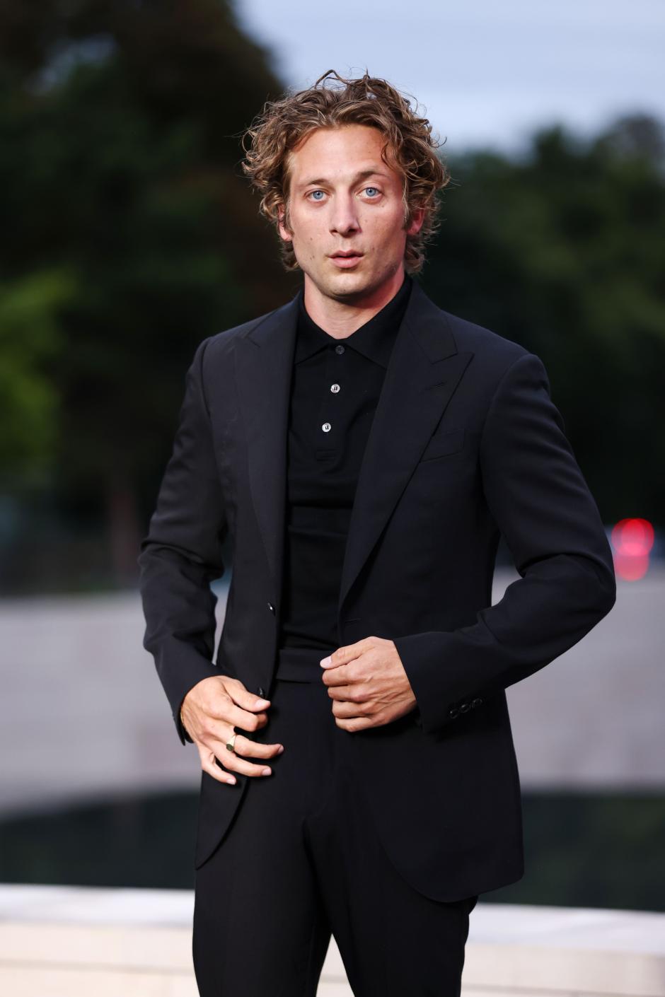 Han decidido posar por separado. En la imagen , Jeremy Allen White