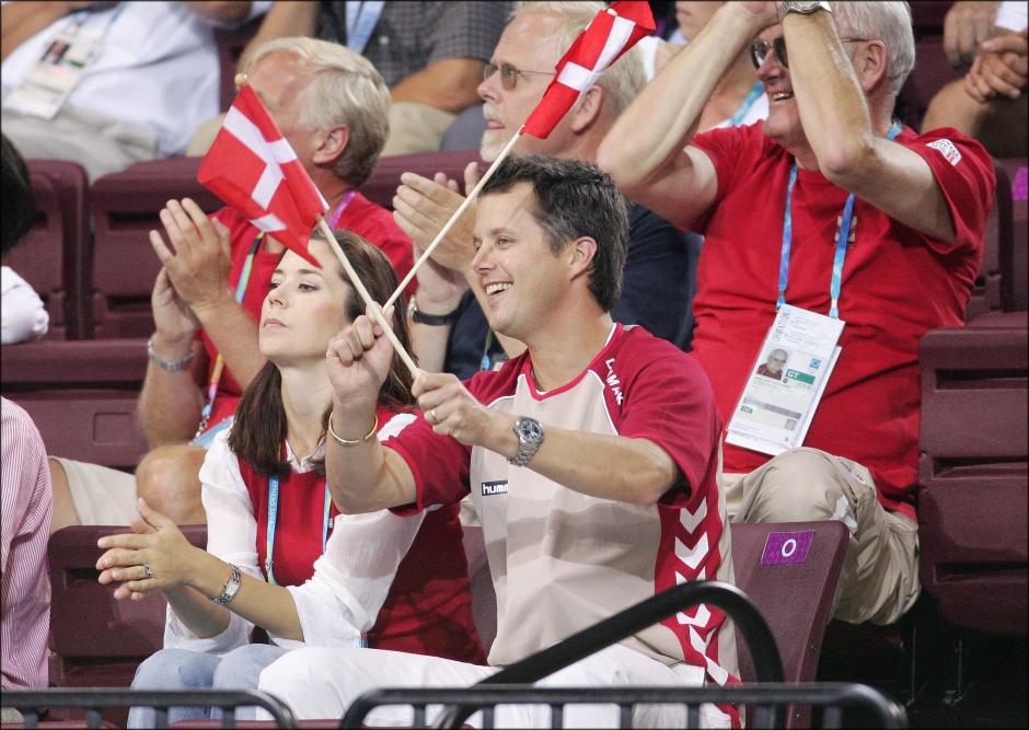 LOS PRINCIPES FEDERICO Y MARY DE DINAMARCA , DURANTE LOS JUEGOS OLIMPICOS DE ATENAS 2004
Hahn / Nebinger / ABACA / ©KORPA
15/08/2004
ATENAS *** Local Caption *** Crown Prince Frederik and Crown Princess Mary of Denmark talk prior to the start of the Olympic Group B women's handball match between Denmark and France at the Faliro Sports Pavilion, at the Olympic Games 2004 in Athens, Sunday, Aug. 15, 2004.Photo by Hahn/Nebinger/ABACA