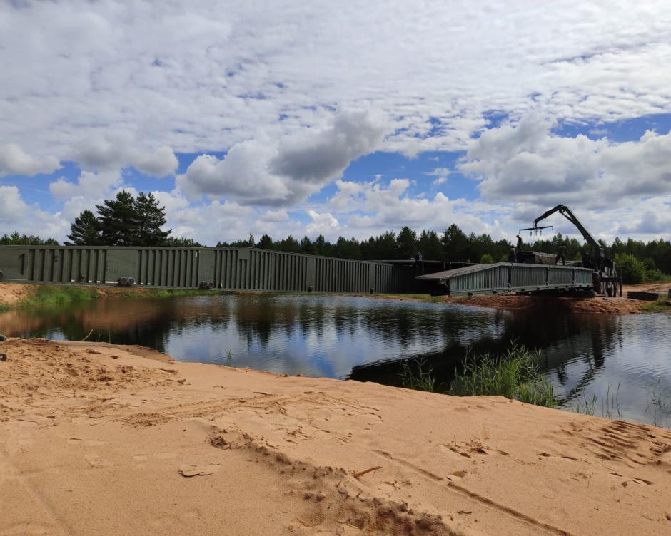 Levantamiento de un puente dornier por el Ejército de Tierra español en Letonia