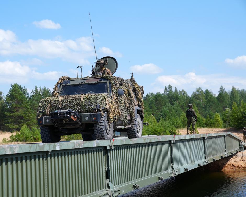 Paso de un vehículo militar a través de un puente dornier español en Letonia