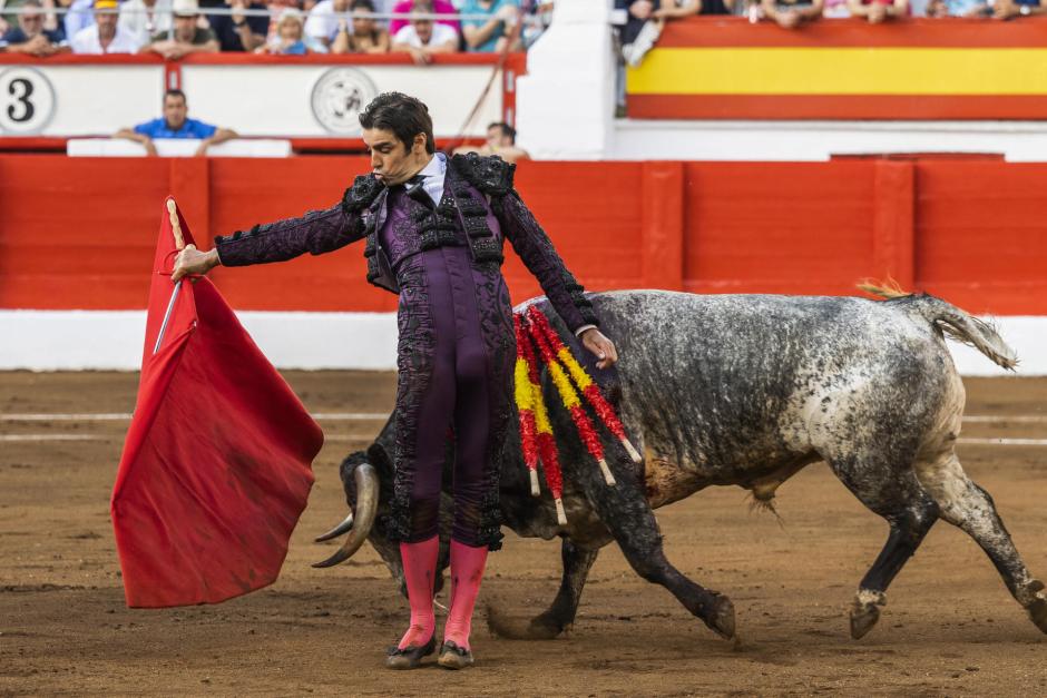 Miguel Ángel Perera, de espaldas sobre la arena del coso de Cuatro Caminos