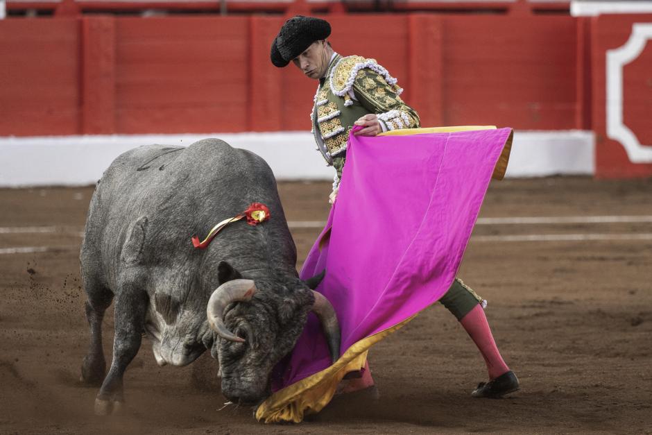 Daniel Luque, con el capote en la última de la Feria de Santander