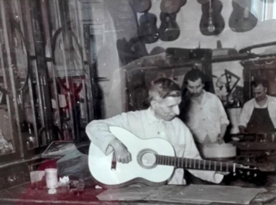 Miguel Rodríguez Beneyto y sus gemelos en su taller de la calle Alfaros