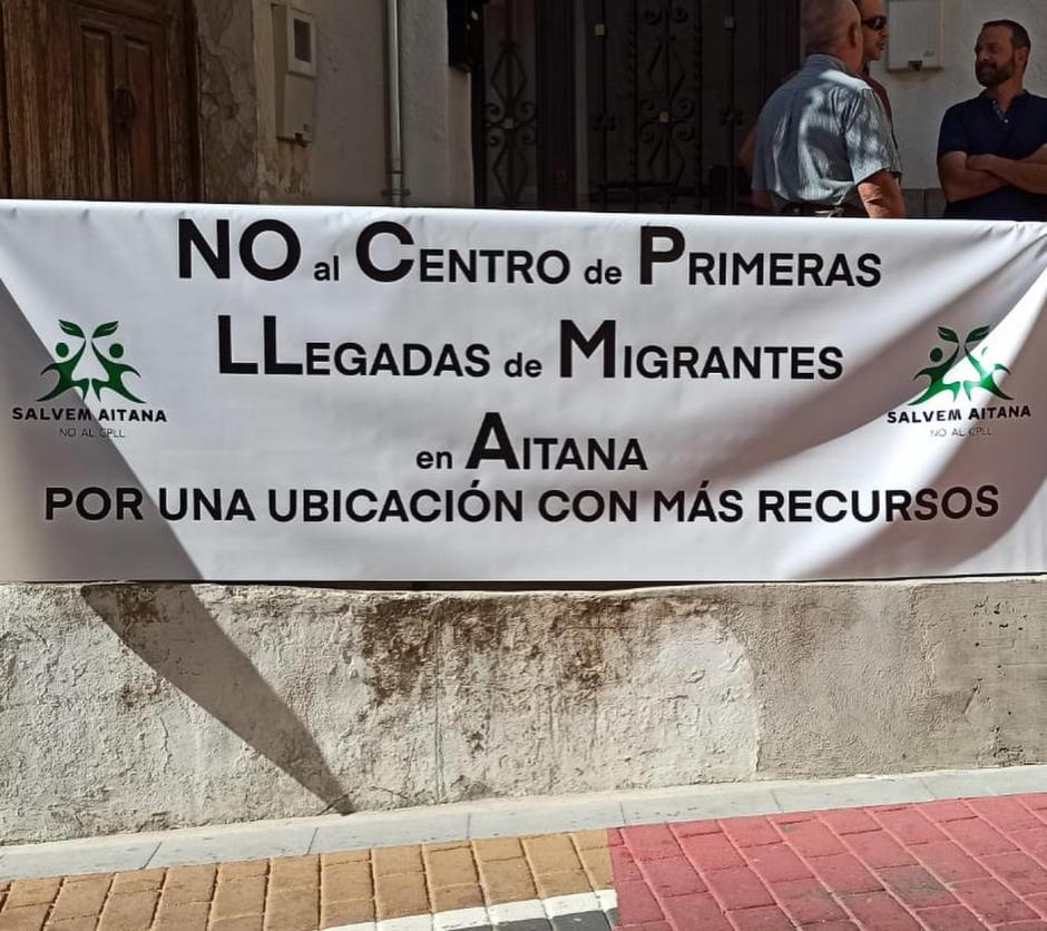 Pancarta contra la apertura del centro de acogida de extranjeros en Aitana