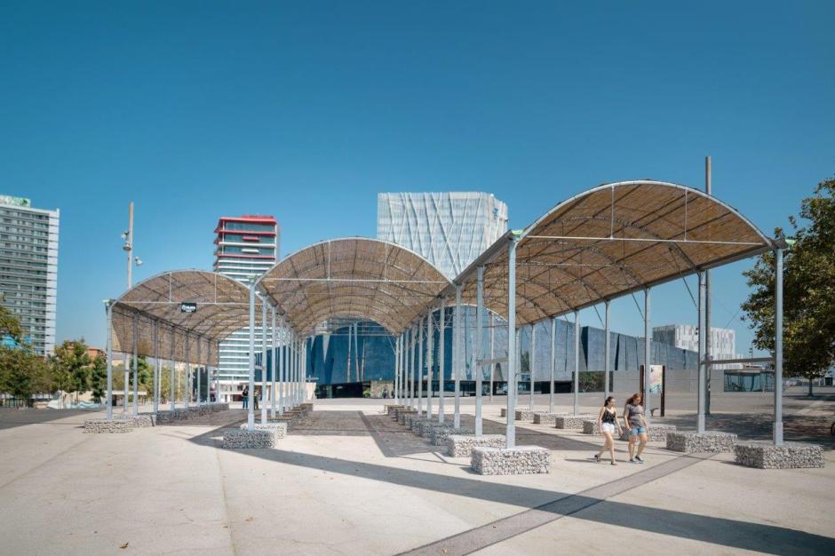 Vista del prototipo de "Mar de sombras", instalado en el parque del Fórum