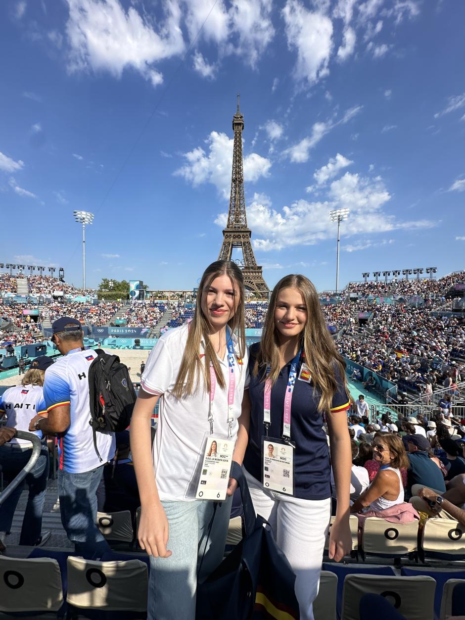 Mientras los Reyes están en Palma, la Princesa y la Infanta animan a los deportistas españoles en París