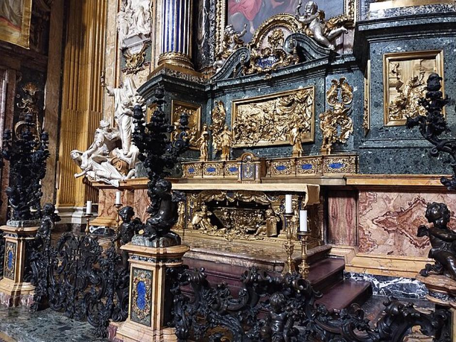 Parte baja de la capilla donde se muestra el altar que alberga la urna con los restos de San Ignacio, en la iglesia del Gesù, en Roma