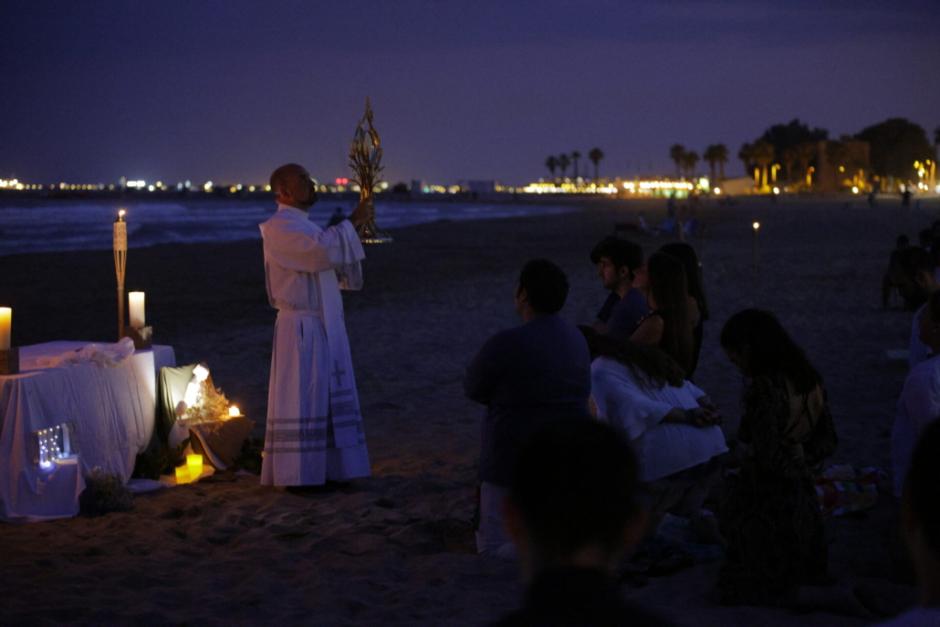 Al anochecer, un sacerdote impartió la bendición eucarística