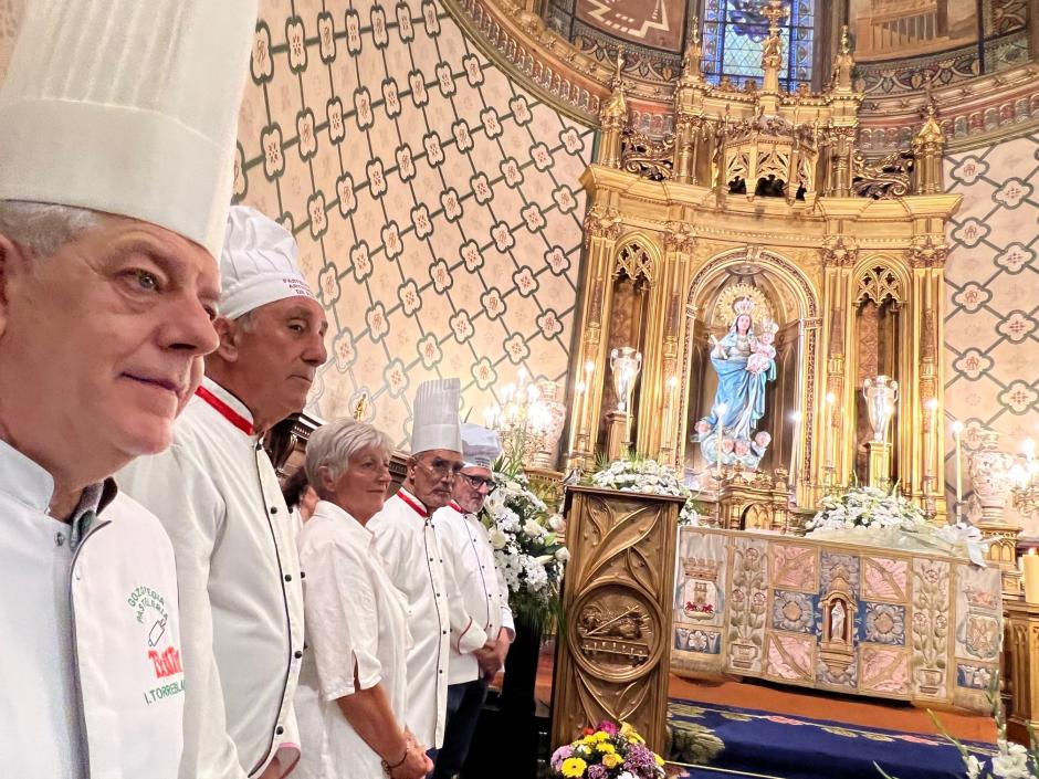 Una imagen poco habitual: numerosos pasteleros de Vitoria ante su patrona
