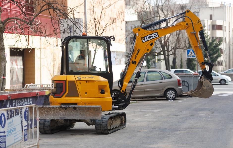 Una excavadora en una calle de Madrid