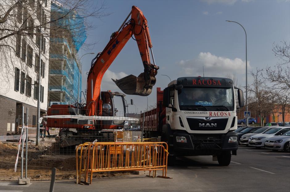 Una excavadora durante la construcción de una acera