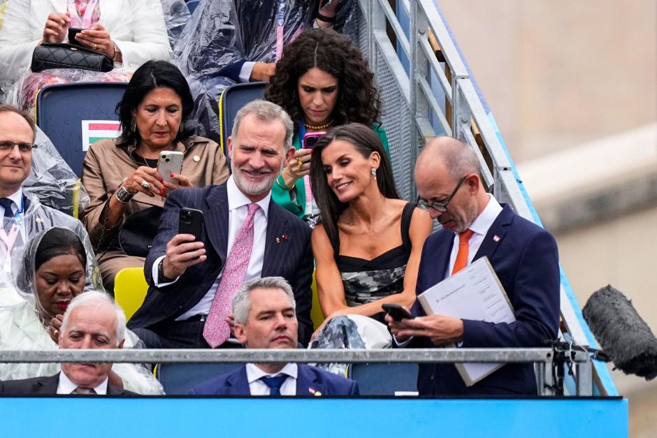 Spanish King Felipe and Queen Letizia of Spain during the opening ceremony of the Paris 2024 Olympic Games in Paris, France, July 26, 2024.
En la foto selfie