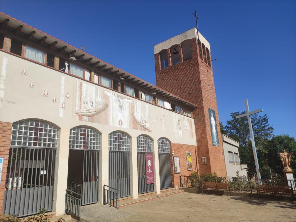 Fachada de la parroquia de San Sebastián, en el barrio del Pomar, en Badalona