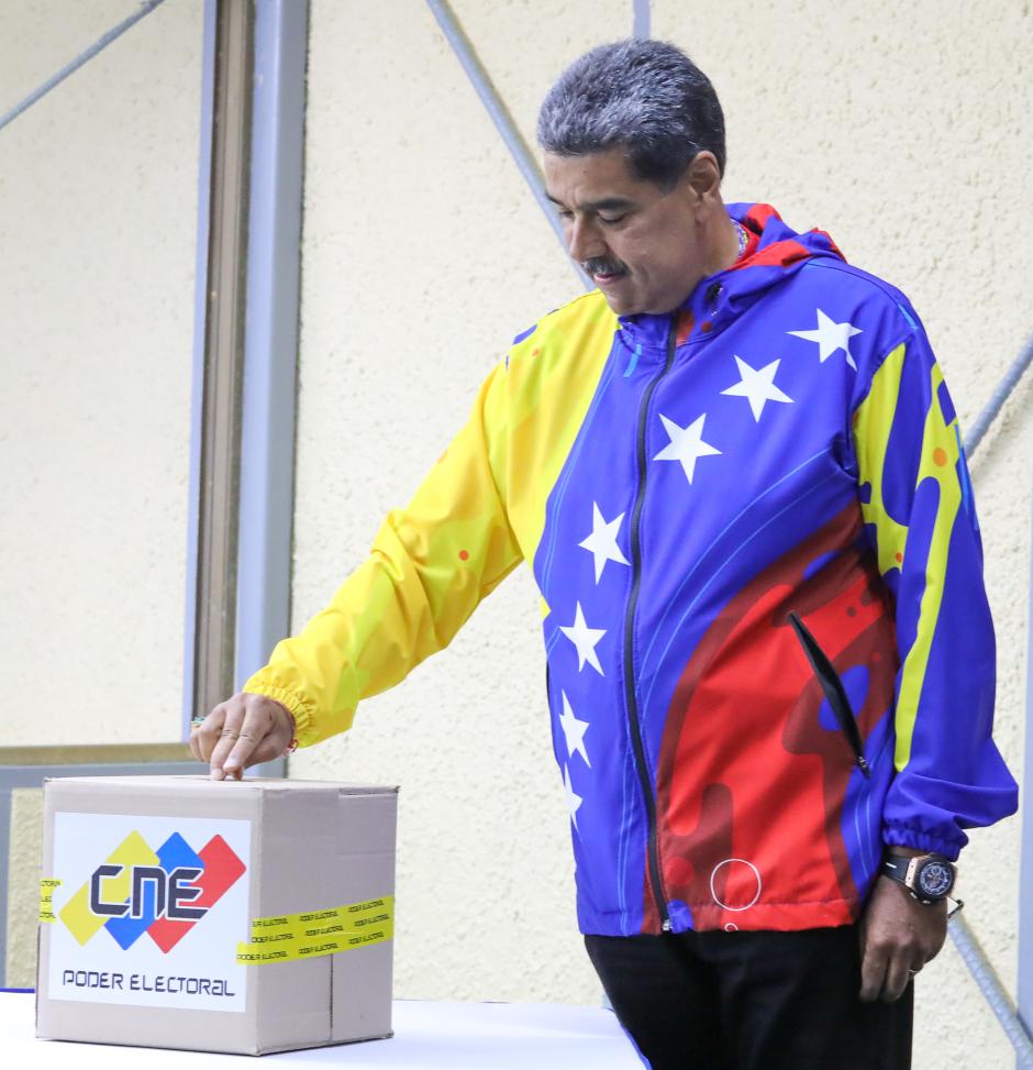 CARACAS (VENEZUELA), 28/07/2024.- Fotografía cedida por Prensa Miraflores del presidente de Venezuela, Nicolás Maduro, ejerciendo el voto durante las elecciones presidenciales, este domingo, en Caracas (Venezuela). EFE/PRENSA MIRAFLORES -SOLO USO EDITORIAL/NO VENTAS