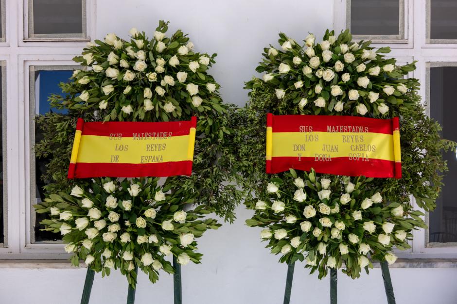 Coronas de flores enviadas por los Reyes Don Felipe y Doña Letizia y por los Reyes Don Juan Carlos y Doña Sofía