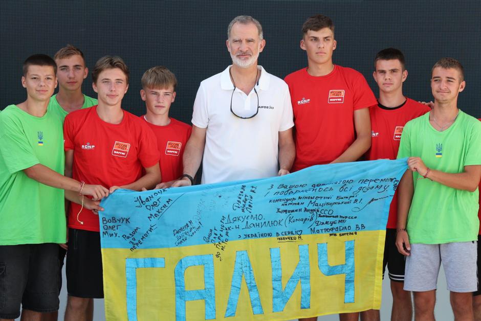 El Rey, con los jóvenes ucranianos en el Real Club Náutico de Palma