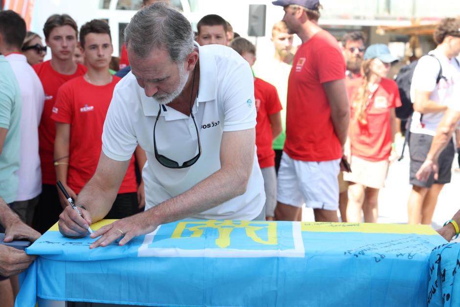 Don Felipe escribe un mensaje en la bandera de Ucrania