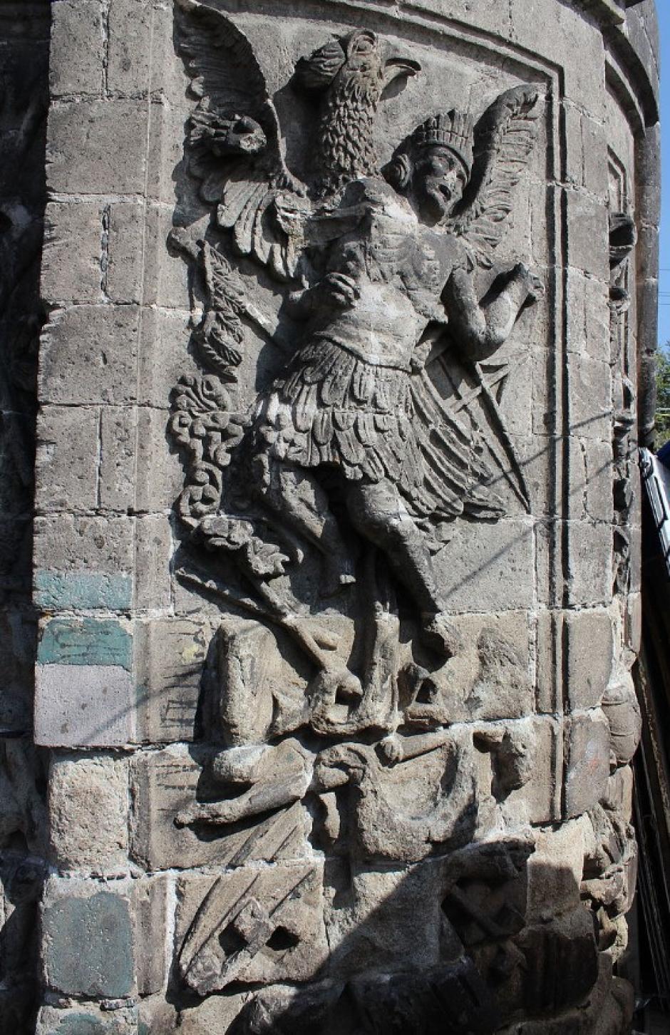 Monumento conmemorativo a los soldados españoles caídos frente al Canal de los Toltecas o Tlaltecayohuaca, en el atrio del Templo de San Hipólito de la Ciudad de México