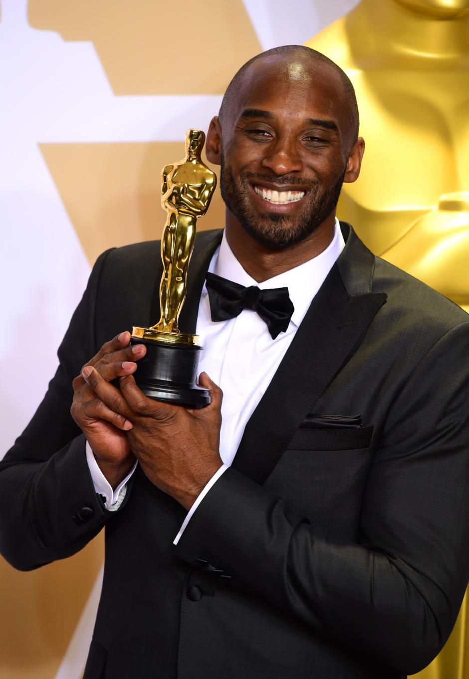 Kobe Bryant con su Oscar en 2018