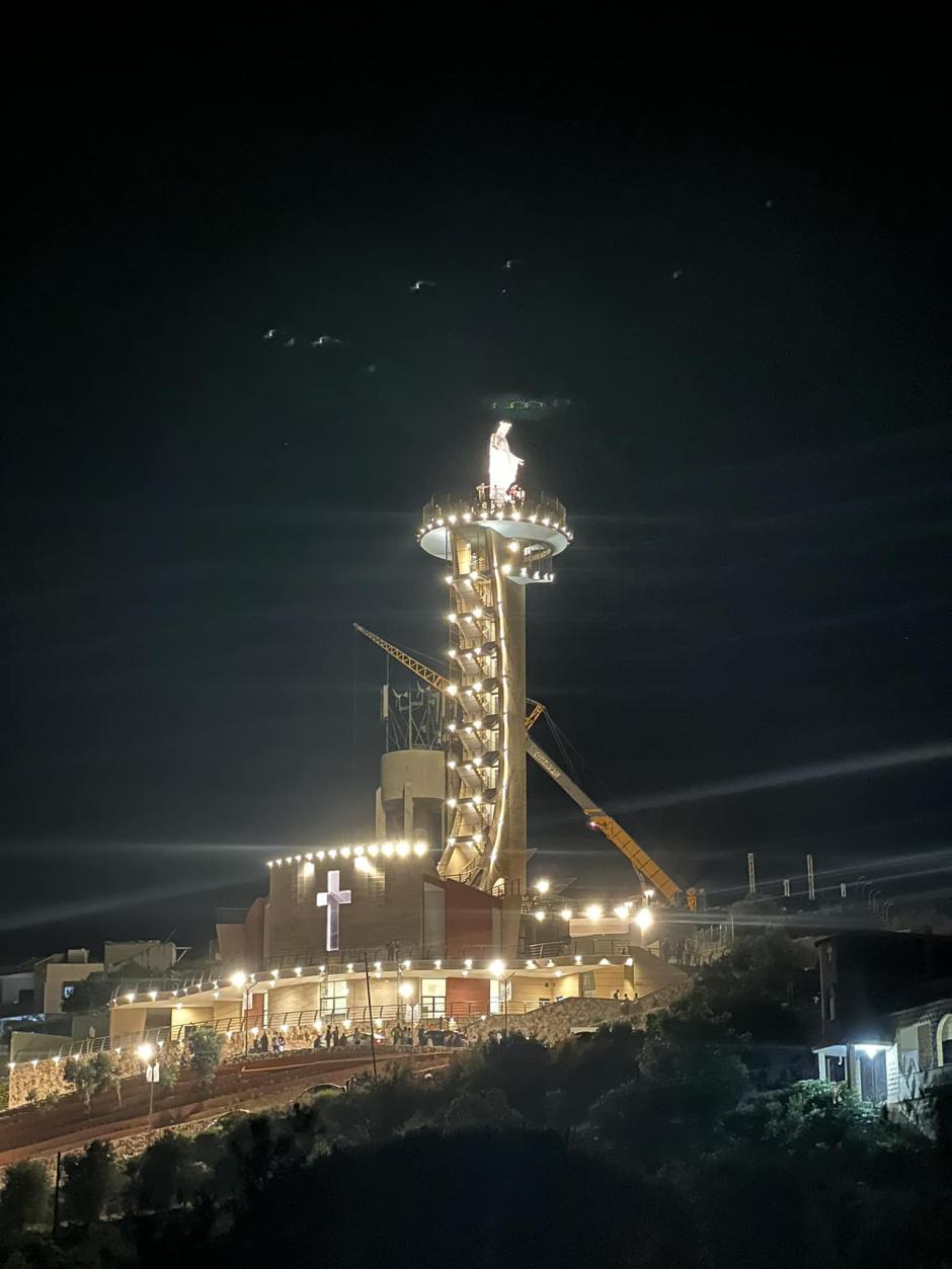 La estatua de la Virgen, tras ser instalada anoche sobre la torre