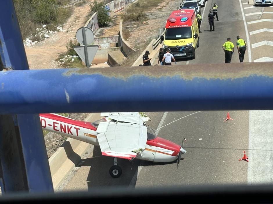 Colisión de una avioneta con un camión después de hacer un aterrizaje forzoso en Castellón