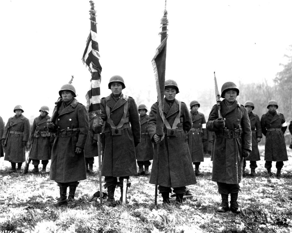 Miembros del 442.º RCT nipo-estadounidense en Bruyeres, Francia (1944)