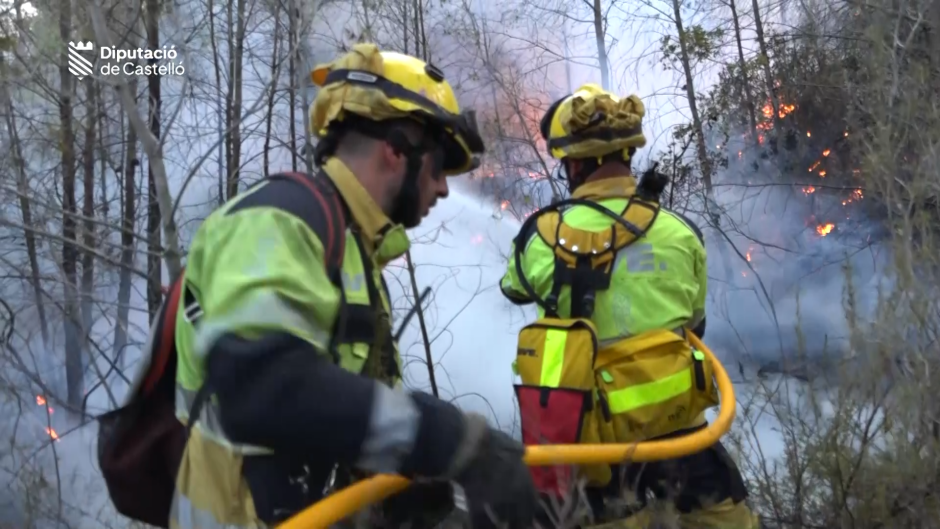 Los bomberos trabajan sin descanso en la extinción del fuego