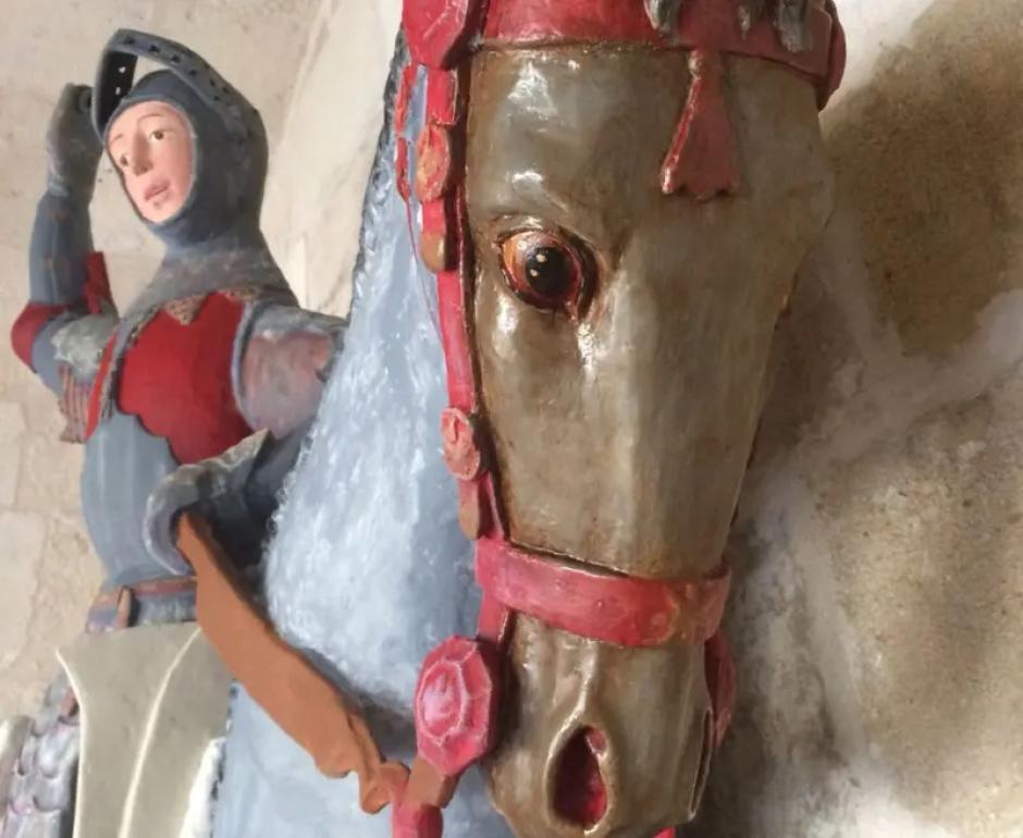 Un nuevo ejemplo de restauración desafortunada, este, por fortuna, tuvo arreglo, es el de la imagen de San Jorge en la iglesia de San Miguel de Estella. La escultura del santo a caballo de la localidad navarra, una valiosa pieza del siglo XVI en madera policromada, quedó destrozada tras una intervención no profesional con colores pastel. El resultado: un San Jorge con aspecto de plastilina. Como decimos, un equipo de restauradores profesionales pudo revertir la intervención y recuperar la policromía original.