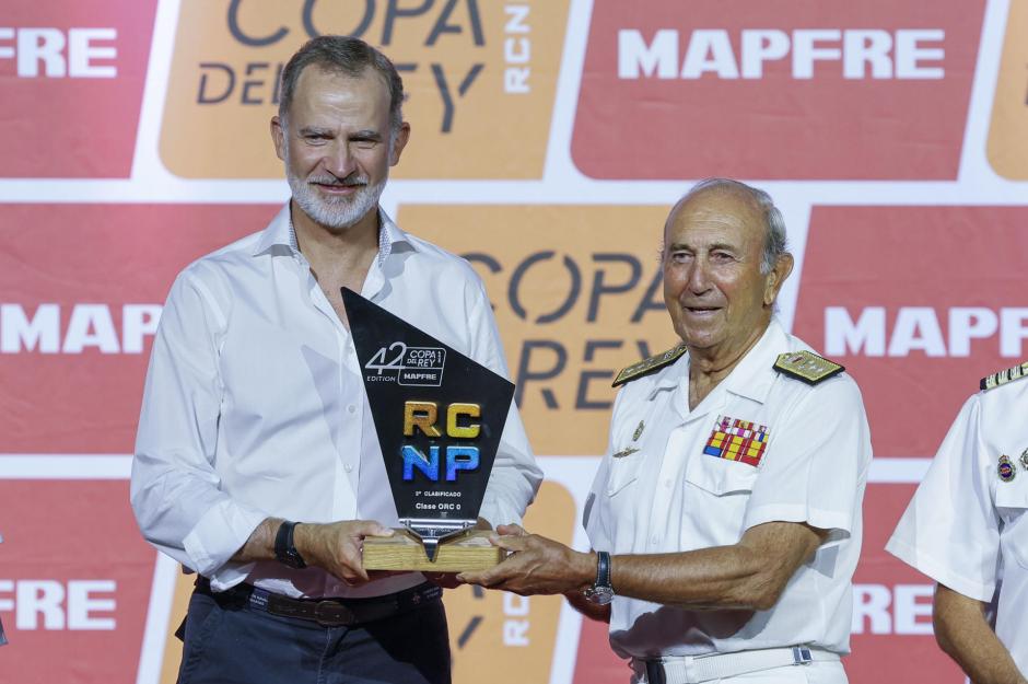 El Rey entrega el segundo premio al patrón del Aifos, vicealmirante Jaime Rodríguez-Toubes