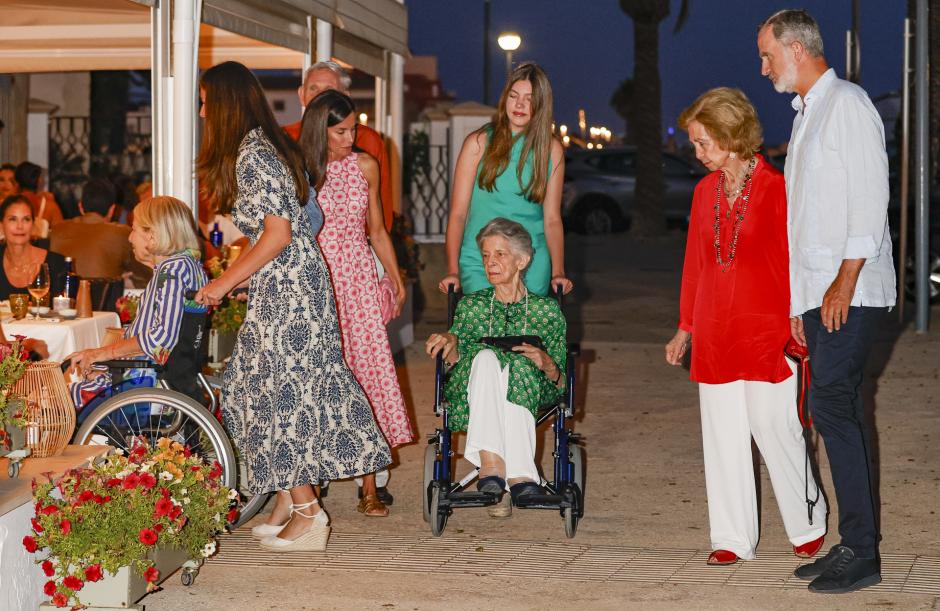 La Princesa Leonor empuja la silla de la Princesa Tatiana, y la Infanta Sofía la de la Princesa Irene