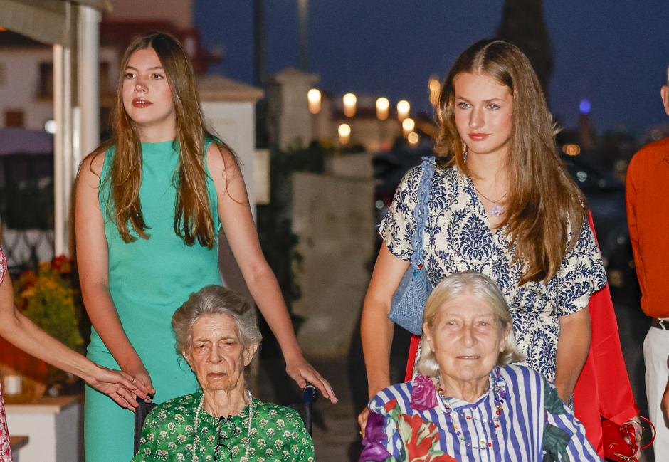 La Princesa de Asturias y la Infanta Sofía empujan las sillas de las Princesas Tatiana e Irene