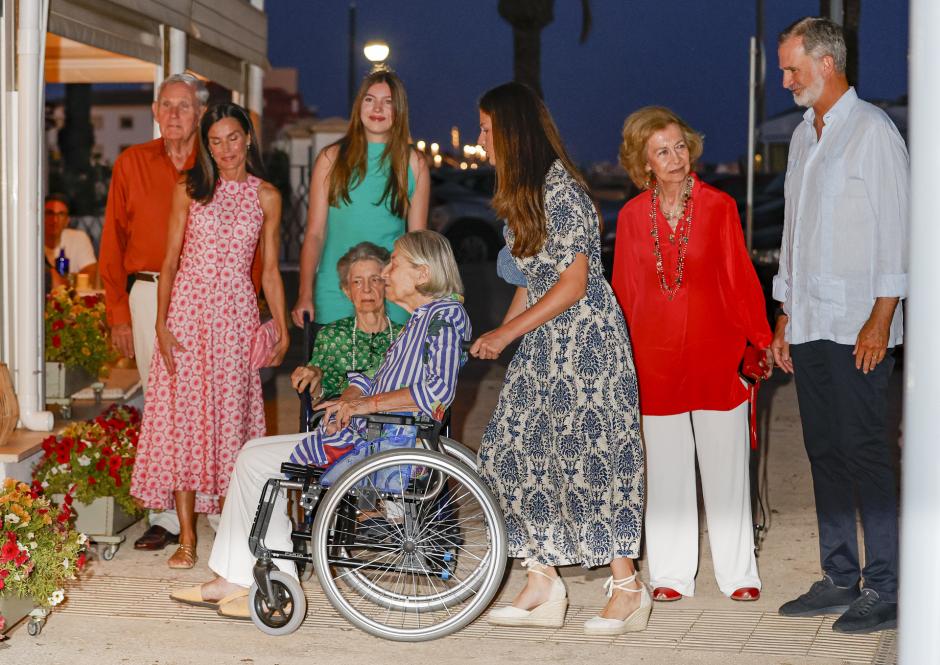 La Princesa de Asturias empuja la silla de la Princesa Tatiana en presencia de los Reyes, su hermana, Doña Sofía, la Princesa Irene y el doctor Fruachaud