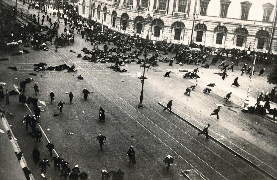 Dispersión de una muchedumbre reunida en la Nevsky Prospekt de Petrogrado. Julio de 1917