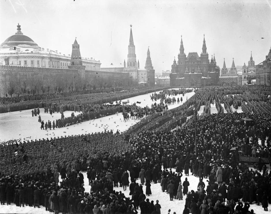 Desfile de tropas revolucionarias en la Plaza Roja. 4 de marzo de 1917